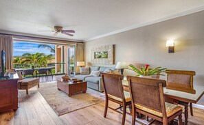 تلفزيون بشاشة مسطحة، كُتُب، مكتبة موسيقى، مكتبة فيديو