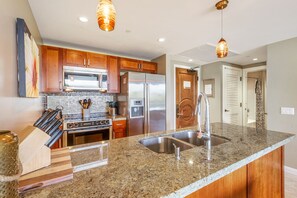 Geladeira, micro-ondas, fogão, cooktop