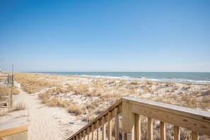 On the beach - Dip Inn: Basic beach house with upgraded appliances (Oak Island)