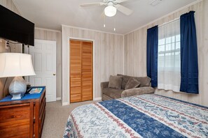 3 bedrooms, iron/ironing board, travel crib, internet - Dip Inn: Basic beach house with upgraded appliances (Oak Island)