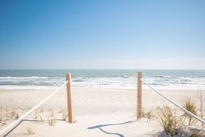 On the beach - Dip Inn: Basic beach house with upgraded appliances (Oak Island)