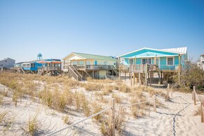 Il s'agit d'une propriété située en bord de mer, comprenant plusieurs constructions en bois, dont un bâtiment principal et plusieurs petits chalets, reliés par des passerelles en bois.