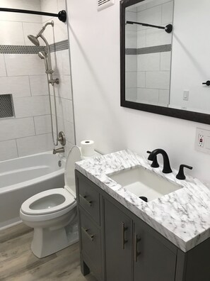 Duschwanne, Seife, Toilettenpapier