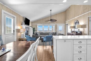 TV, caminetto, lettore DVD, tavolo da ping pong