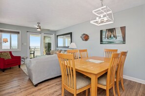 Televisión, reproductor de DVD y videoteca 