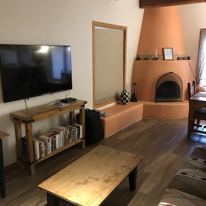 TV, lareira, livros