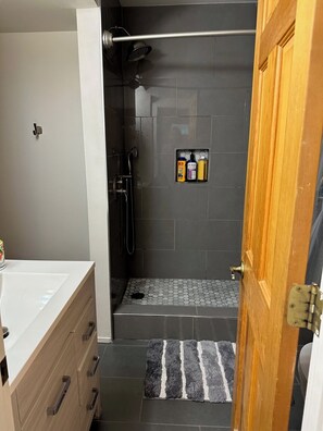 Ducha y bañera combinadas, secador de pelo y toallas