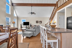 TV, fireplace - Heron Pointe: Oceanwalk home with waterway views and just a short stroll to the (Oak Island)