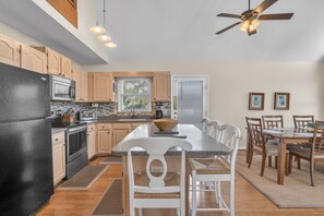 Dishwasher, coffee/tea maker, cookware/dishes/utensils, ice maker