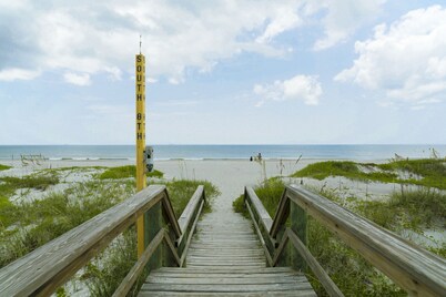 Pet friendly fenced yard,  4 minute walk to the beach. Close to restaurants 