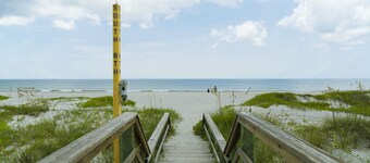 Pet friendly fenced yard, 4 minute walk to the beach. Close to restaurants