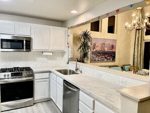 Refrigerador, microondas, horno y parrilla de estufa 