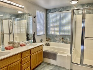 Combined shower/bathtub, hair dryer, towels, soap - Wow! Private Pool and Spa Home w/Ocean/City Views, A/C, Fire Pit, Putting Green! (San Diego)