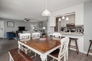 Interior - Changes in L'Attitude: Ocean Views and a Short Walk to the Sand (Oak Island)