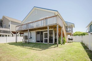 Exterior - Changes in L'Attitude: Ocean Views and a Short Walk to the Sand (Oak Island)