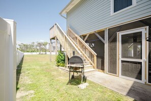 Outdoor dining - Changes in L'Attitude: Ocean Views and a Short Walk to the Sand (Oak Island)