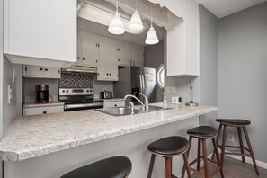 Fridge, microwave, oven, stovetop - Changes in L'Attitude: Ocean Views and a Short Walk to the Sand (Oak Island)