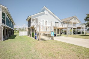 Exterior - Changes in L'Attitude: Ocean Views and a Short Walk to the Sand (Oak Island)