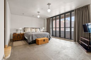 5 bedrooms, iron/ironing board, travel crib, free WiFi - “5 STAR HOTEL TURNED LUXURY RENTAL” the Rieger Hotel!!! (Kansas City)