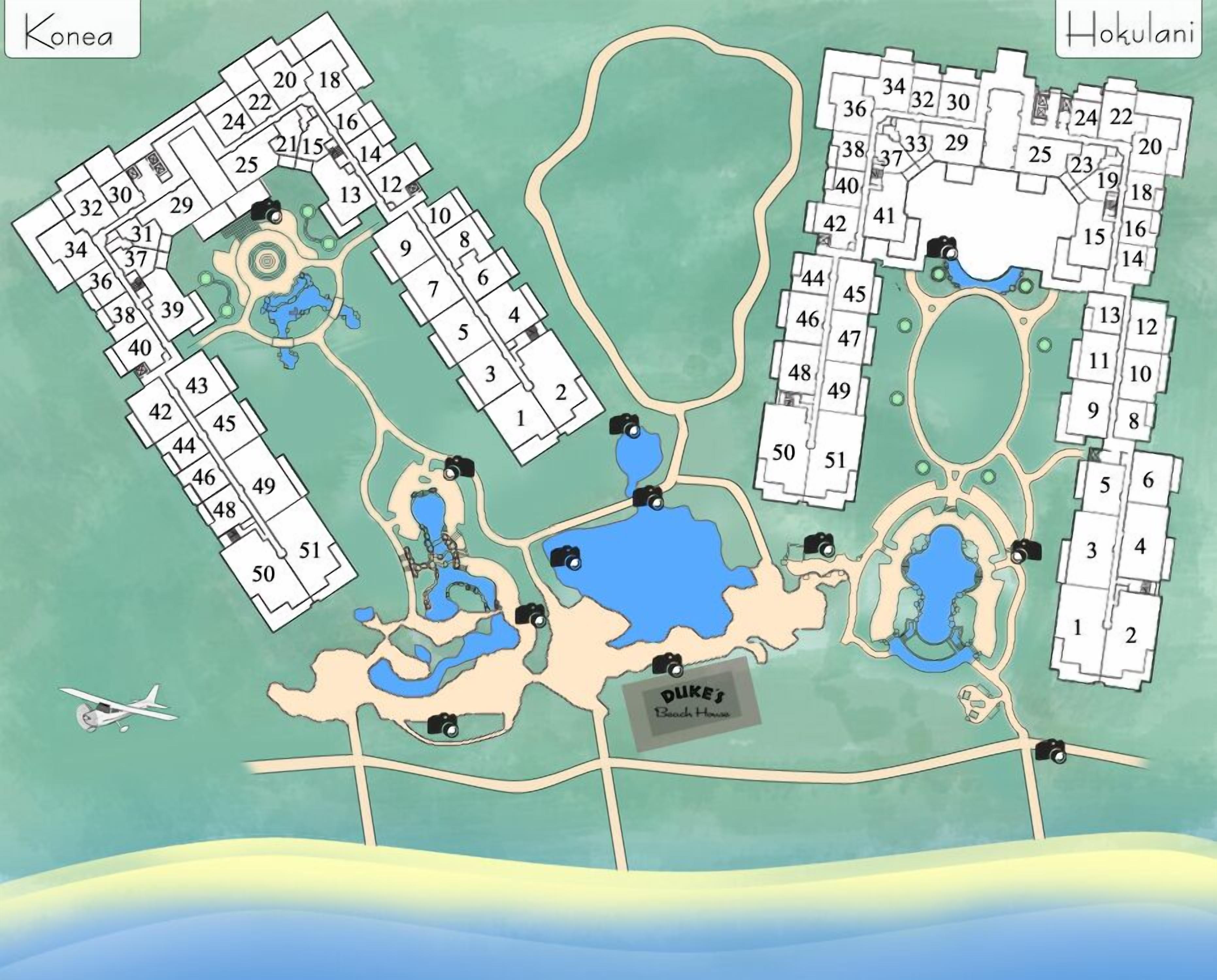 Ein Grundriss eines Resorts mit nummerierten Zimmern, Wasserflächen und einem Strandhaus.
