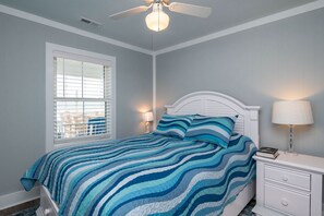 4 bedrooms, iron/ironing board, Internet, bed sheets - Sea Fever: Beachy Oceanfront House on East Beach (Oak Island)
