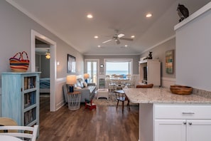 TV, lettore DVD, libri, videoteca