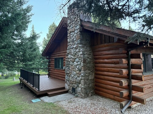 CABIN ON THE RIVER - 2 BR  W/LOFT 20 miles from NE entrance of Yellowstone