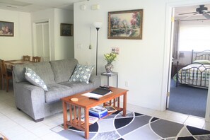 Smart TV, DVD player, livros, aparelho de som
