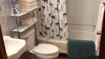 Combined shower/bathtub, towels