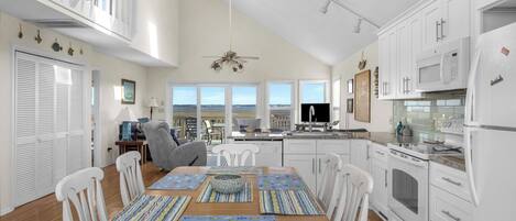 Lavavajillas, cafetera y tetera y utensilios de cocina