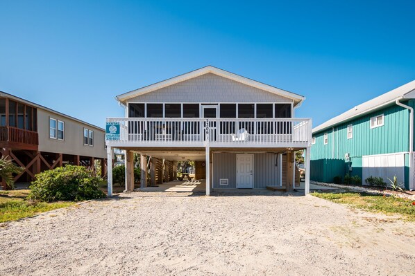 Un immeuble de deux étages doté d’un balcon, d’une entrée couverte et d’une enseigne indiquant que des logements sont disponibles à la location.