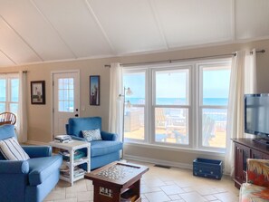 TV, DVD-spiller, bøker og filmbibliotek