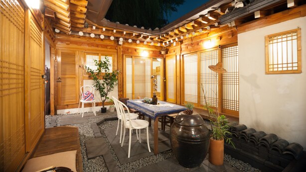 Et traditionelt japansk værelse med tatamimåtter, et lavt bord med dug og en stor sort gryde.