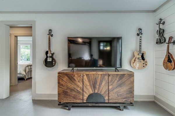 “It’s so important to feel like I’m at home and safe and this definitely felt like an extension of home. Neighbors were wonderful. Specially the Jam, backyard neighbors. Ate there 3 times. Thanks for all your attention to detail.” - Claudia ’23