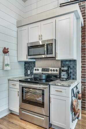 Een koelkast, een magnetron, een oven, een kookplaat