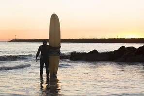 Sulla spiaggia, lettini da mare, teli da spiaggia