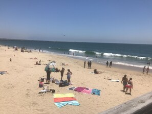 Plage, chaises longues, serviettes de plage