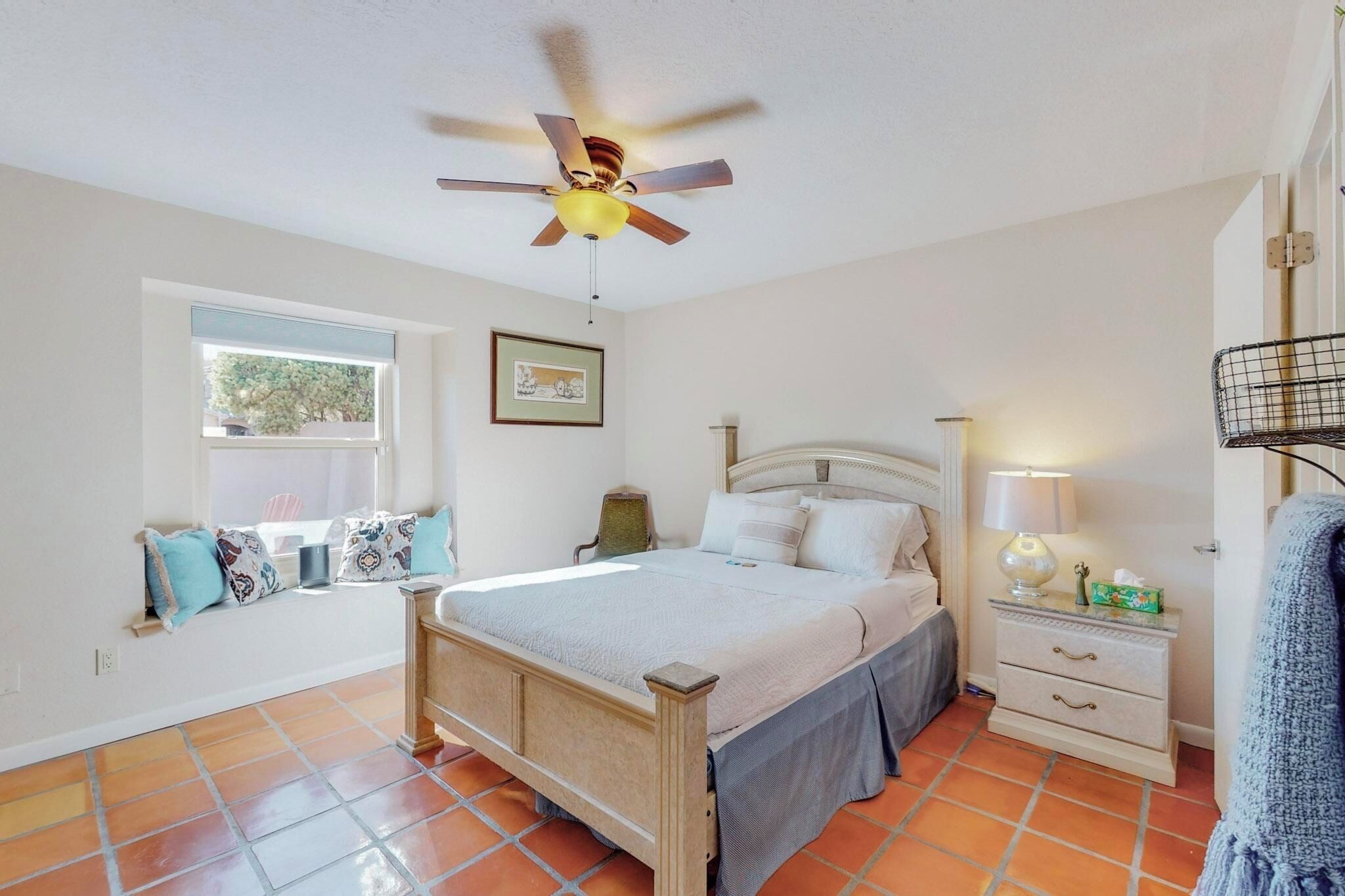 3 habitaciones, escritorio, tabla de planchar con plancha y wifi gratis 