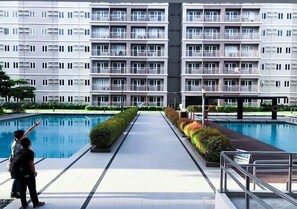 2 outdoor pools - Wil's Condotel (Caloocan)