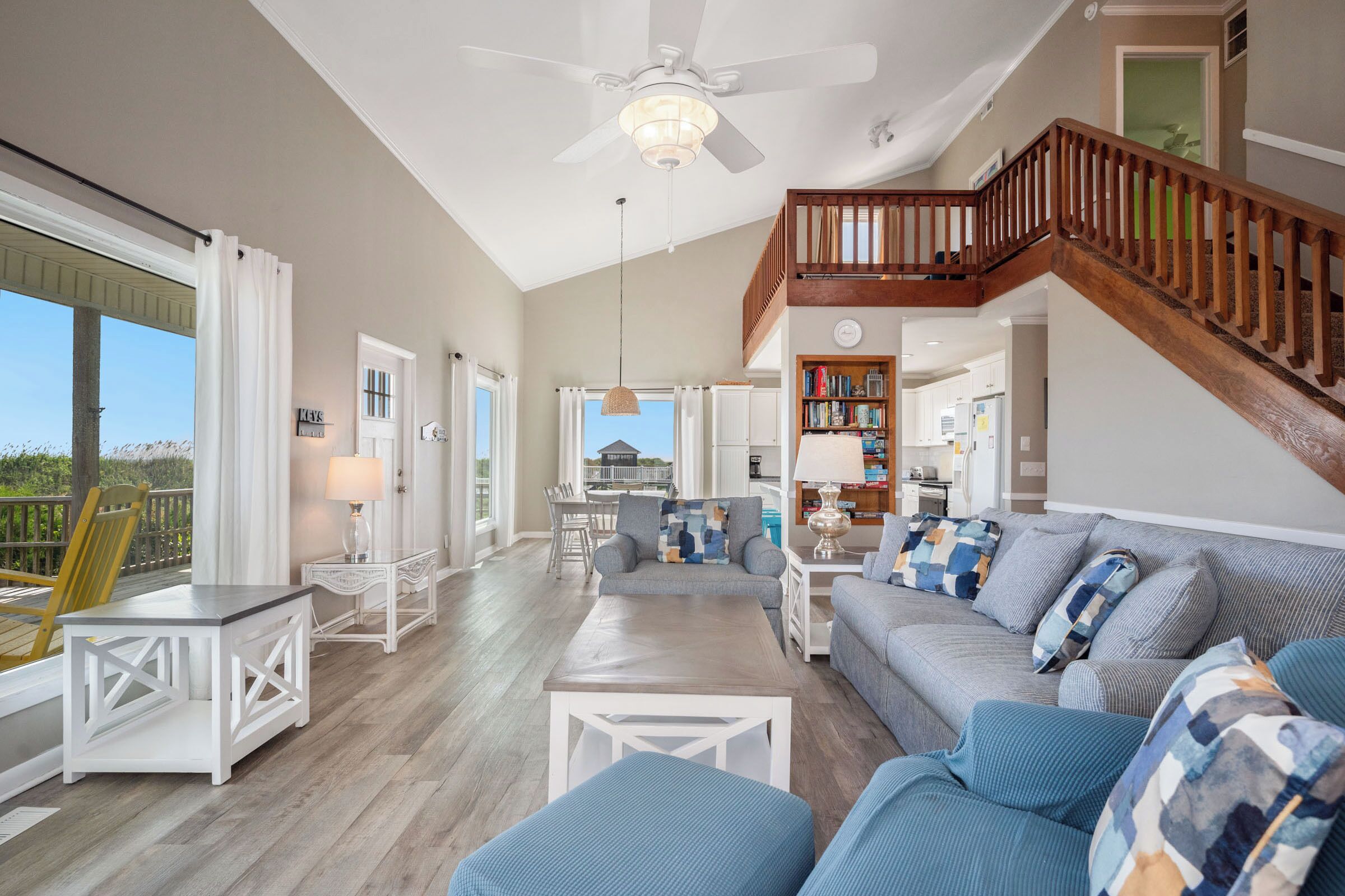 Fernseher, DVD-Player, Bücher