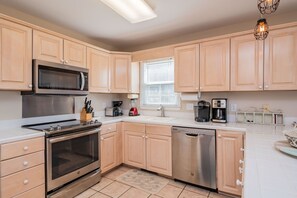 Dishwasher, coffee/tea maker, cookware/dishes/utensils, ice maker