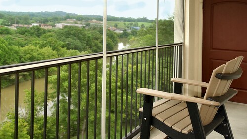 2 BR Luxury Riverfront Condo in perfekter Lage 