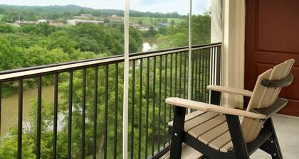 2 BR Luxury Riverfront Condo in perfekter Lage