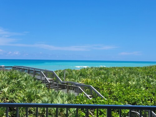 "Ocean Oasis" amazing views from direct beachfront condo on Hutchinson Island