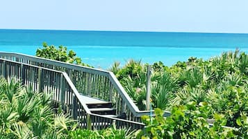 Na praia, espreguiçadeiras, toalhas de praia