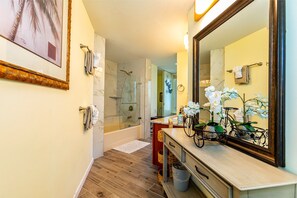 Ensemble douche/baignoire, sèche-cheveux, serviettes fournies, savon