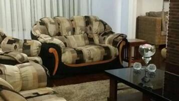 Casa tradicional, 3 habitaciones | Sala de estar | Televisión de pantalla plana