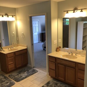 Ensemble douche/baignoire, baignoire à jets, sèche-cheveux