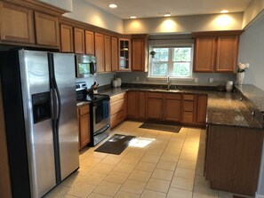 ثلاجة، ميكروويف، فرن، موقد طهي مسطح