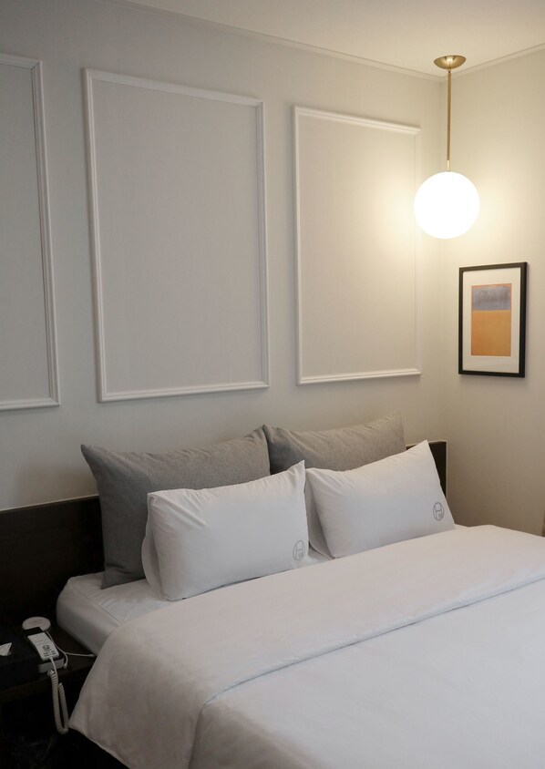 1 bedroom, desk, blackout curtains, soundproofing